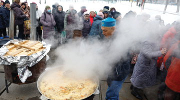 Kazahstānā dzimušais un jau vairākus gadus Ukrainā dzīvojošais Marats Darmenovs izveidojis zupas virtuvi vienā no Kijivas mikrorajoniem, kur dzīvojamajām ēkām jau vairākas dienas nav elektroapgādes, siltuma un ūdens padeves. Garās rindās stāvošajiem cilvēkiem visvairāk garšo plovs.