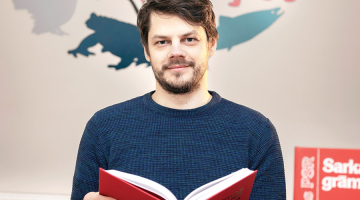 Viens no jaunā izdevuma diviem galvenajiem redaktoriem Jēkabs Dzenis. Darbs pie grāmatas ilga četrus gadus, un tas ir apmēram 100 cilvēku komandas veikums. Foto — Sergejs Čičagovs