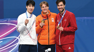Olimpiskā 1500 m šorttreka pjedestāls: ar sudraba medaļu dienvidkorejietis Dehons Hvans (pa kreisi), ar zelta medaļu Jenss van ’T Vouts no Nīderlandes un bronzu ieguvušais latvietis Roberts Krūzbergs.