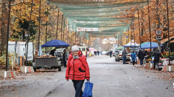 Pretdronu tīkls virs vienas no Hersonas ielām pagājušajā rudenī.