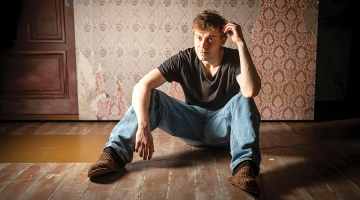 «Skatītāji zālē man ir svarīgi. Citādi jau varētu sēdēt mājās un spēlēt ledusskapja priekšā,» saka Valts Skuja.