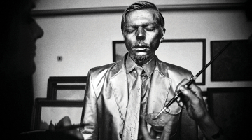 Miervaldis Polis performancē Bronzas cilvēks 1987. gadā, to fotodokumentēja Atis Ieviņš