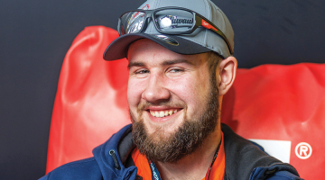 Jauno mehāniķu konkursa uzvarētājam Andrim Lagzdiņam risināt uzdevumus palīdzēja praktiskās iemaņas, ko guvis vecāku saimniecībā. Foto — Inter Cars Latvija