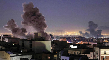 Dūmu mutuļi pēc gaisa triecieniem Teherānā 1. martā.