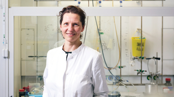 Organiskās sintēzes institūta vadošā pētniece Ilga Mutule: «Ja ir vēlme radīt medikamentu, tad ir jāmeklē kaut kas oriģināls, jo tam ir jābūt savienojumam, kuru varētu patentēt.»