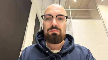 «Mājaslapā parādās tās dienas zemākā degvielas cena katrā konkrētā uzņēmumā. Taču tās atšķiras arī starp viena uzņēmuma stacijām, tāpēc jāpievērš uzmanība, kurā adresē šis piedāvājums ir spēkā,» saka mājaslapas Kurliet.lv izveidotājs Antons Doroščonoks.