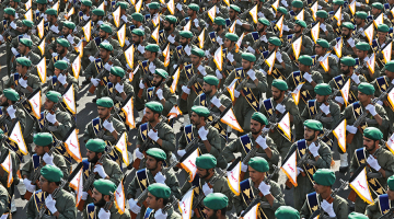 Irānas Revolucionārās gvardes kadeti parādē Teherānā 2022. gadā.