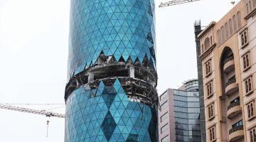 Irāņu drona radītie postījumi Bahreinas galvaspilsētā Manāmā 10. martā.