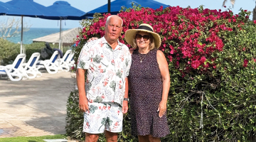 «Mana sieva ir ukrainiete. Mums ir daudz radu gan Krimā, gan Rietumukrainā. Daudzi šobrīd ir frontē. Tas, kas notiek šeit, nav salīdzināms ar to, kas ir Ukrainā. Tāpēc visu uztveru mierīgi,» saka uzņēmējs Āris Ozoliņš, kurš kopā ar sievu Taisu turpina atpūsties Dubaijā.