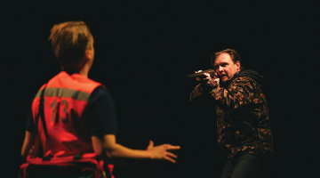 Sandis Pēcis (pa labi) vienā no savām lomām. No mugurpuses — Kārlis Ērglis.