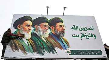 Jauns plakāts Teherānā ar valsts augstākajiem līderiem — ājatollu Rūhollāhu Homeinī, kas vadīja valsti no 1979. līdz 1989. gadam, Alī Hāmenejī (1989—2026) un jauniecelto Modžtabu Hāmenejī.