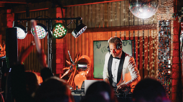 Jaunais DJ čempions Elvis Grinbergs pie pults stājās arī savās kāzās. «Līdz šim tā ir spilgtākā diena, kas manā dzīvē ir bijusi.» Tāpēc iekļaut tajā arī savu aizraušanos bija īpašs notikums.
Foto — Juris Zīģelis