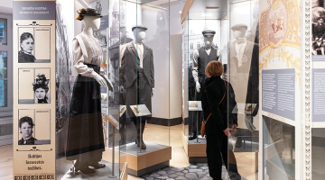 19. un 20. gadsimta miju raksturoja jauna veida mobilitāte, cilvēki straujāk pārvietojās, iesaistījās darba tirgū un apģērbs kļuva brīvāks. Emancipētās sievietes kleitas vietā sāka valkāt svārkus un blūzi.