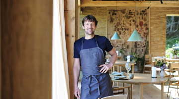 Renē Redzepi savā Kopenhāgenas restorānā Noma 2021. gadā neilgi pēc tam, kad prestižais kulinārijas industrijas izdevums Restaurant savā ikgadējā atlasē to bija nosaucis par labāko restorānu pasaulē.
