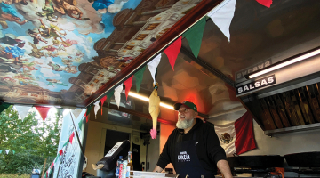 Havjera Garsijas furgona sānu durvis, kas atverot pārtop par nojumi virs letes, no iekšpuses apgleznojusi meita Dārta, kura studē Mākslas akadēmijā