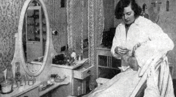 Elza Pērkone 1930. gadā savā kosmētikas salonā Skolas ielā 15. Viņas piedāvājums izcēlies ar «eleganci un māksliniecisku noskaņojumu»