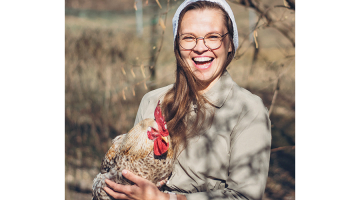 «Tas ir tik forši, ka cilvēkiem vajag to darīt. Kāpēc gan neturēt vistas?» uzskata Marta Bišofa-Rubene. Viņa gan piekodina, ka katrs putns un vistu māja ir jāreģistrē Lauksaimniecības datu centrā, taču tas esot pavisam vienkārši. Foto — Ineta Kluša-Orlovska
