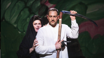 Elīna Vāne un Rihards Jakovels ainā par filmu Salna pavasarī. Publicitātes foto