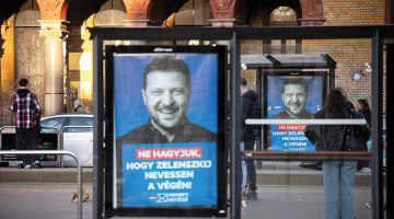 Viktora Orbāna vadītās partijas pasūtītie plakāti Budapeštas ielās — «Nepieļausim, ka Zelenskis smejas pēdējais!» un «Mūsu ziņa Briselei: Mēs nemaksāsim!»