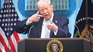 ASV prezidents Donalds Tramps preses brīfingā Baltajā namā 6. aprīlī.