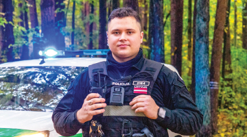 Kopš par Kristiāna Sutras paveikto zināms publiski, brīžiem policistam šķiet, ka viņam pievērsta pārāk liela uzmanība. «Esmu vairākkārt jautājis Leonīda sievai, vai viņiem tas nešķiet par daudz. Nē, viņi tieši grib akcentēt manu darbu, lai tas būtu labs piemērs citiem,» viņš atklāj. Foto no Rīgas valstspilsētas pašvaldības policijas arhīva