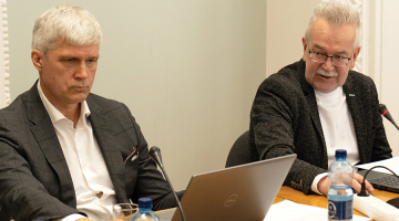 Aleksandrs Bartaševičs un Jānis Tutins 10. aprīļa Rēzeknes domes sēdē.