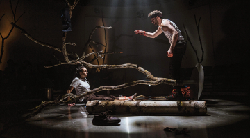 Kortnija (Anna Nele Āboliņa) un Ārons (Aksels Aizkalns).