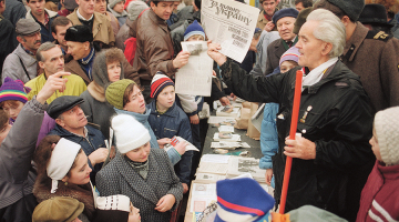 1991. gada 24. augustā Ukrainas Augstākā Padome pieņēma Neatkarības deklarāciju. 1. decembra refendumā to apstiprināja 92,3% vēlētāju no 84,2% balsstiesīgo. Dienu iepriekš Kijivas centrālajā laukumā vēl turpinājās informatīvā kampaņa. 
Foto — AP/Scanpix