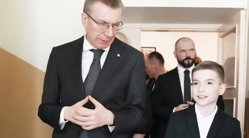 Vizītes dienā Hugo kļuva par prezidenta gidu. Viņš izrādīja skolu, kopā ar skolotājām veda pa klasēm, stāstīja par mācībām un vidi, kurā pats ikdienā uzturas. Foto — Valsts prezidenta kanceleja