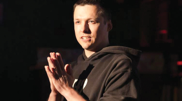 Daudziem improvizatoriem ir bail no klusuma auditorijā, saka Mareks Ruskuls jeb Improbomzis. «Stāsts ir jāuzbūvē. Kāp kalnā, un tā galā ir emocija — visbiežāk smiekli.» Taču atmodināt skatītājos citas emocijas esot augstāka likme, uz ko tiekties, viņš atklāj.