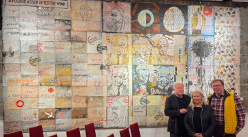 Imants Tillers kopā ar sievu Dženiferu Sletjeri un vienu no izstādes kuratoriem Hubertu Savacki. Foto — Bleiks Tomsons