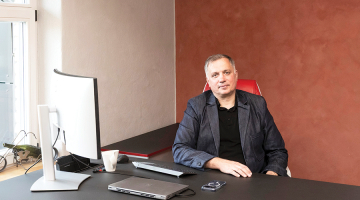 «Ja mēs šodien pārtrauktu darbu, šajā valstī daudz kas apstātos,» Aigars Ceruss aprīļa beigās norādīja intervijā raidījumam De facto. Kad Ir tagad lūdz to precizēt, viņš atbild, ka nevēlas iedziļināties infrastruktūras jautājumos.