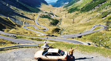 Uz lielceļa, kas šķērso Fegeraša kalnus  Rumānijā. Ceļojumā līdz Melnajai jūrai viņi devās ar vecu ar auto, kas nopirkts par 400  eiro.