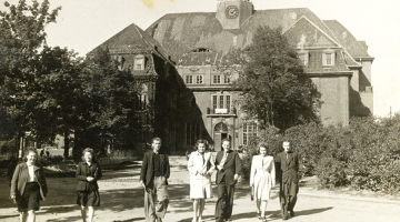 Baltijas Universitātes studenti sākot mācības Hamburgas vēstures muzeja ēkā 1946. gada pavasarī