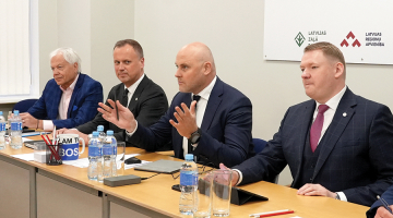 Premjera amatam nominētais Saeimas deputāts Andris Kulbergs (centrā) Apvienotā saraksta sarunās ar Jaunās Vienotības pārstāvjiem 19. maijā.