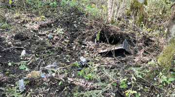 Notriektā bezpilota lidaparāta atlūzas tika atrastas lauka malā dažus simtus metru no kādas lauku mājsaimniecības. Lai gan tā ir reti apdzīvota purvaina teritorija, tikai četrus kilometrus uz ziemeļiem atrodas noslogots autoceļš, kas savieno Tallinu un Tartu