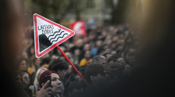 Iedzīvotāju protests Viļņas centrālajā laukumā šā gada aprīlī. Viens no populārākajiem lozungiem bija brīdinājuma ceļazīme Krastmala ar ūdenī krītošu vārda brīvību.