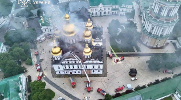 Līdz šim vislielākais mērķtiecīgais uzbrukums kristiešu kultūrai — tā Ukrainas prezidents Volodimirs Zelenskis nosauca naktī uz pirmdienu notikušo divu Krievijas dronu ietriekšanos Kijivas Pečeru klosterī. Tas izraisīja ugunsgrēku galvenajā katedrālē. Pečeru klosteris, kas tika dibināts 1051. gadā, iekļauts UNESCO Pasaules mantojuma sarakstā. Šajā pašā gaisa uzbrukumā Kijivā nogalināti vismaz seši civiliedzīvotāji, bet Harkivā — pieci glābēji.