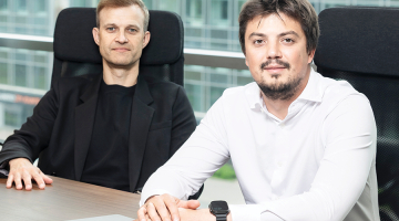 Tehnoloģiski Handwave produkts ir sarežģīts, taču Oskars Lakšēvics (no kreisās) un Jānis Stirna par to cenšas runāt pēc iespējas vienkāršāk — lai patērētāji nenobītos izmantot.