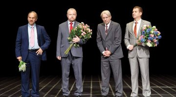 Aivaru Lembergu spēlē Lauris Dzelzītis (no kreisās), Andris Šķēle — Ģirts Ķesteris,  Valdis Zatlers — Artūrs Skrastiņš, Ainārs Šlesers — Lauris Subatnieks.