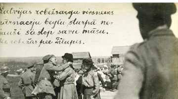 Latviešu bēgļus sagaida Zilupes robežpunktā. 1920. gads. Uz fotogrāfijas rakstīts: Latviešu robežsargu virsnieks pārnācēju bēgļu starpā nejauši sastop savu māsu. Fotogrāfs nezināms. Latvijas Kara muzeja krājums