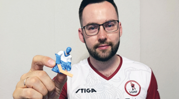 «Galda hokejā svarīga veiklība un kustību koordinācija, bet jo īpaši mentālā noturība. Labākie sportisti tehniski visi ir spējīgi izdarīt nepieciešamo, jautājums ir, vai tas izdosies izšķirīgajā brīdī,» stāsta Edgars. Foto no personīgā arhīva