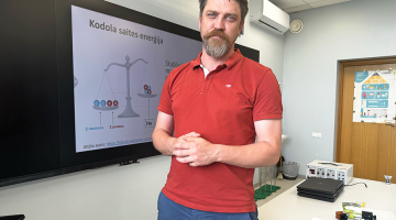 Bauskas Valsts ģimnāzijas fizikas skolotājs Dmitrijs Jemeļjanovs skolā nonāca nejauši un ilgi šaubījās, vai paliks. Taču kāpa atalgojums, uzlabojās citi darba apstākļi, līdz ar profesionālo novērtējumu auga pašapziņa, un Dmitrijs par promiešanu vairs nedomā.