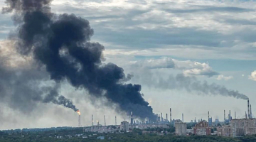 Ukraiņu lidroboti pirmo reizi uzbrukuši Krievijas lielākajai naftas pārstrādes rūpnīcai Omskā, kas atrodas 2500 km attālumā no Ukrainas robežas. Tā ir pēdējā no 11 lielākajām benzīna rūpnīcām, kurai ukraiņi līdz šim vēl nebija trāpījuši.
