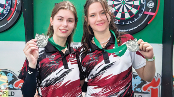 Amanda Kirilova (no kreisās) un Marta Roga.