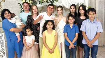 30. jūlijā tiešā krievu ballistiskās raķetes trāpījumā pa astoņu bērnu ģimenes privātmāju Krivijrihas pilsētas nomalē nogalināti abi vecāki un trīs bērni. Pārējie bērni un vecmāmiņa ir smagi ievainoti. Sestdien kārtējā masīvā gaisa uzlidojumā Kijivai nogalināti vismaz deviņi cilvēki, 28 ievainoti