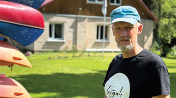 «Kopš pierobežā beiguši pienākt šūnapraides brīdinājumi, cilvēki pamazām atsāk šurp braukt. Augustā tūristu skaits jau ir aptuveni tāds pats kā citos gados. Ja atkal nekas nenotiks, visam vajadzētu būt kārtībā, un jācer, ka turpmāk būs labāk nekā līdz šim,» stāsta tūrisma gids un skolotājs Krāslavas novadā Aivars Vagalis.