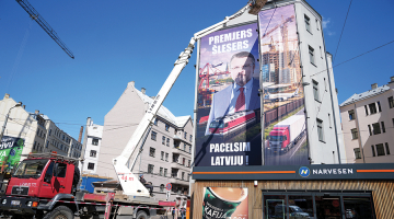 Neilgi pirms oficiālā priekšvēlēšanu aģitācijas perioda sākuma pilsētvidē parādījās lielas reklāmas ar Aināru Šleseru.
