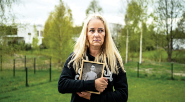 Trīna Trofimova ar mirušā dēla Jonasa ģīmetni. Foto — Meridita Kohuta