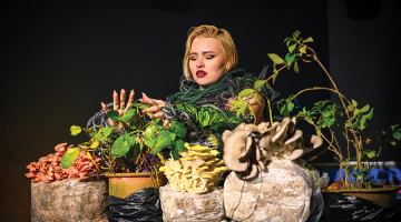 Sabīne ar skatuves vārdu Waterflower regulāri veido performances, kurās atskaņo no augiem radīto mūziku.